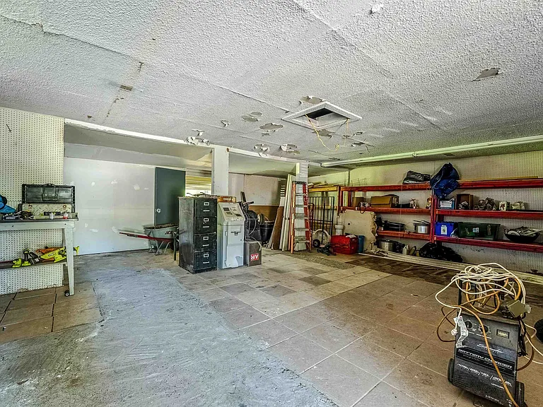 301 N Thomson Ave — Photo 40