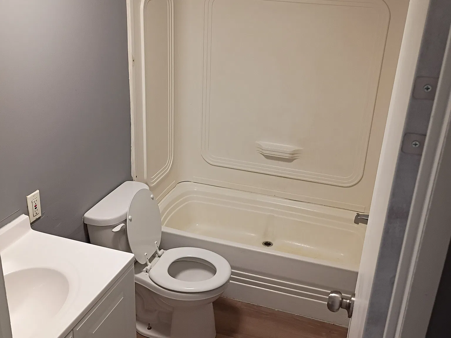 3 bed, $1,300 — Photo 4