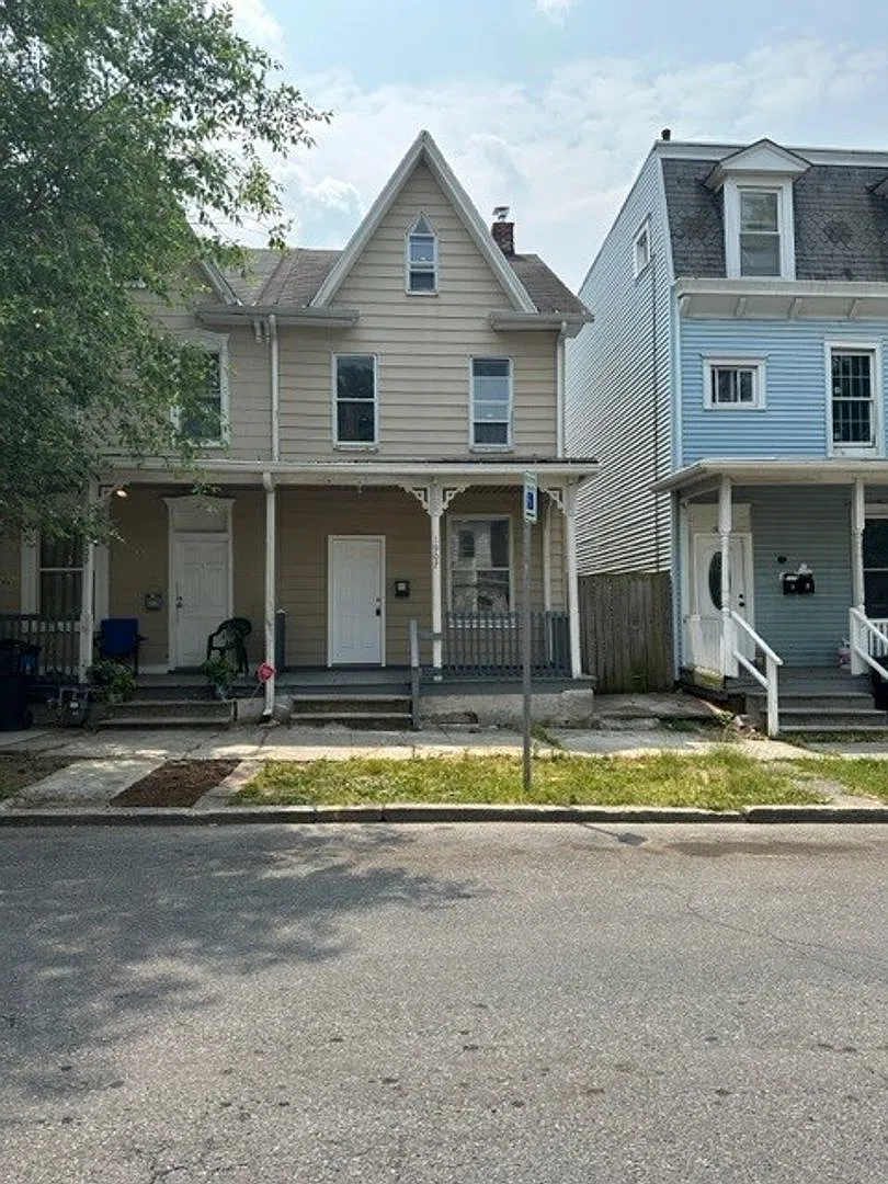 Introducing this cozy 3-bedroom town-home located in Harrisburg School District! — Photo 1