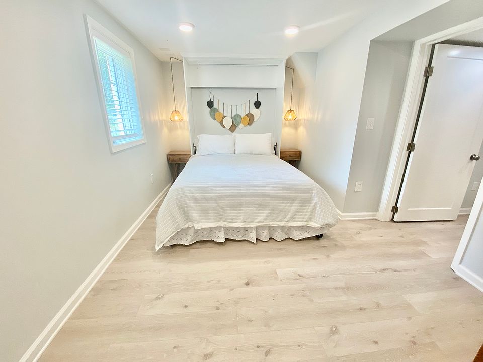 Bedroom with Queen bed and walk in closet