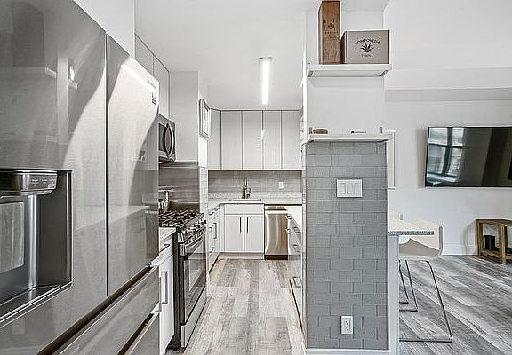 3rd image of 201 W 74th St APT 16G