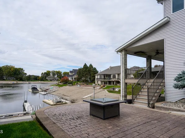 1700 Riverwood Dr, Bismarck, ND 58504