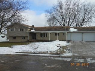 211 Golf View Dr, Mount Horeb, WI 53572