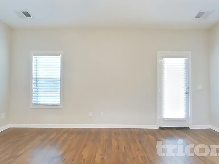 812 Ellyson Dr — Photo 2