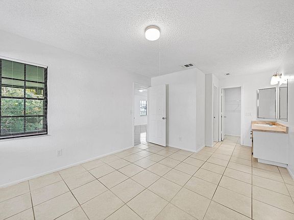2nd image of 390 SW Colesbury Avenue
