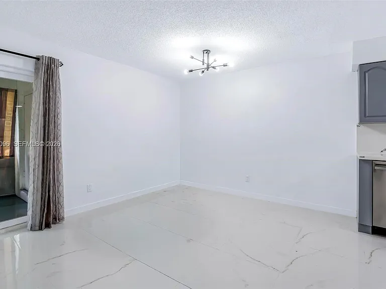 22 Canterbury Ln #22 — Photo 9