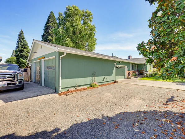 1130 Crest Dr, Central Pt, OR 97502