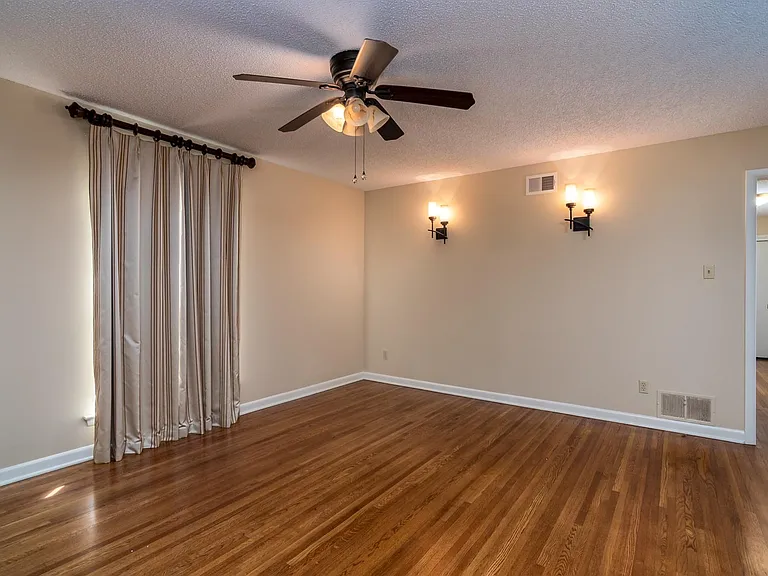 9601 Temple Dr — Photo 5
