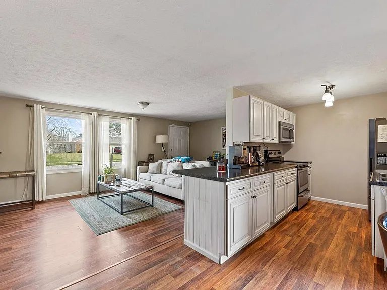 1353 Firethorne Dr — Photo 10