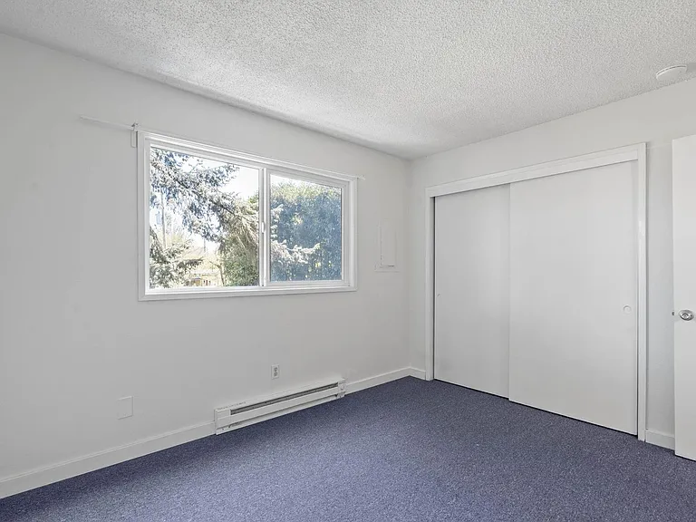 $500 off! Updated, upstairs 2-bdrm/1-bath triplex aptOn-site w/d, off-street parking, near downto... — Photo 19