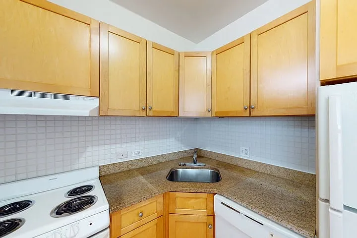 Kenwood Court — Photo 12