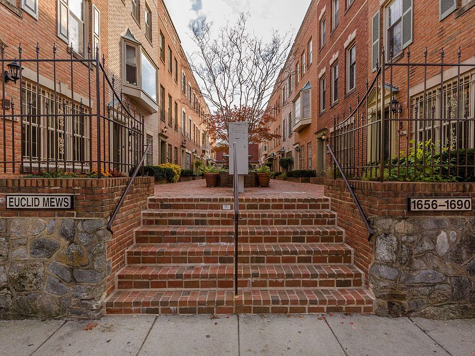 Welcome home! This unit has a private entrance!