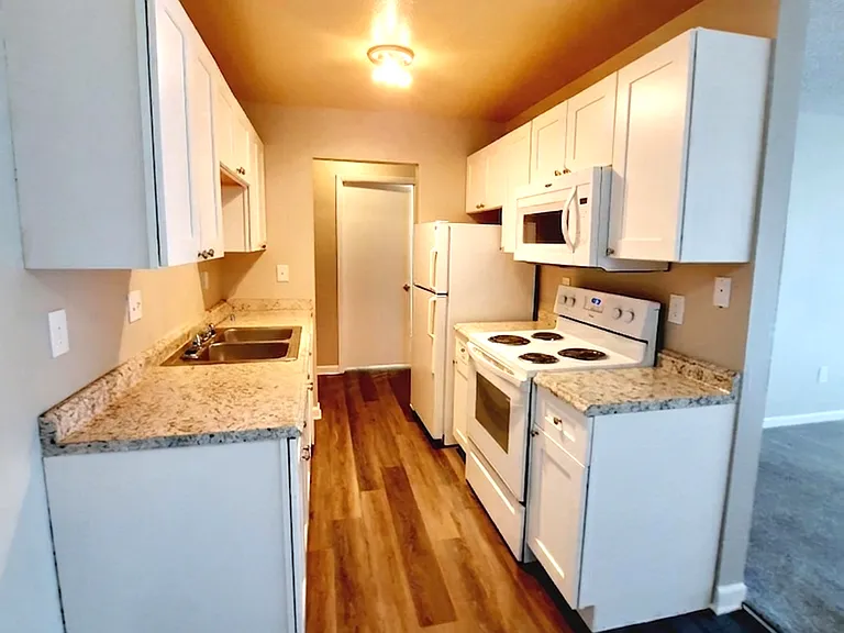 SUNDANCER APARTMENTS — Photo 5
