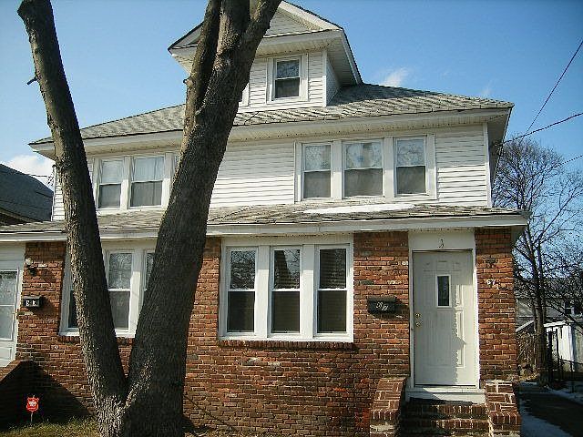 FRONT VIEW OF HOUSE