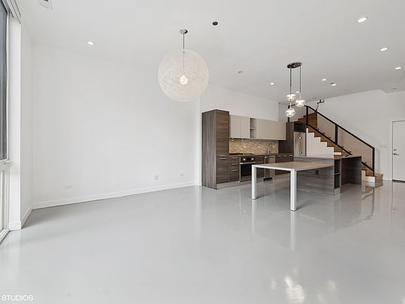 4th image of 4832 N Clark St #119