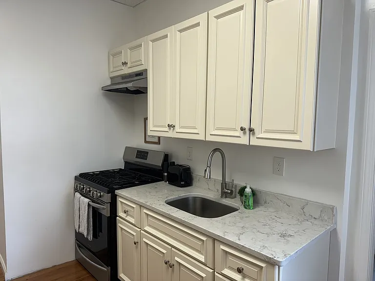 Cedar St — Photo 8