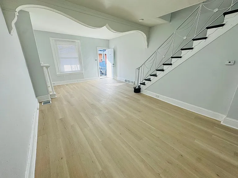 1415 N Hobart St — Photo 7