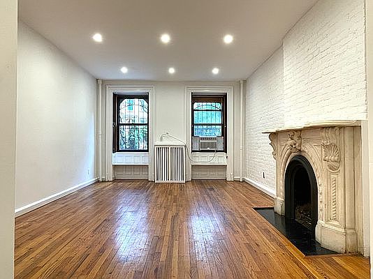 1st image of 204 Park Pl APT 1