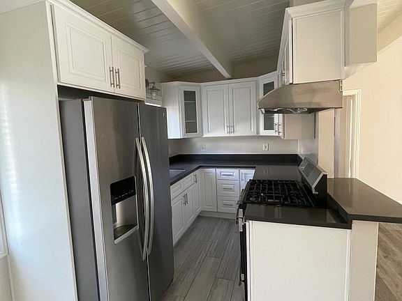 5th image of 217 S Marguerita Ave #6
