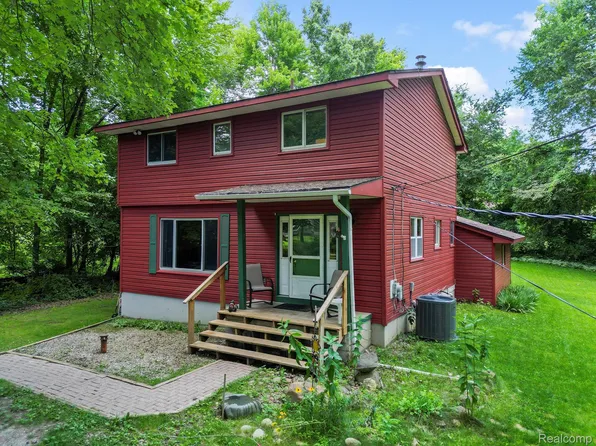 9670 Columbia Ave, Clarkston, MI 48348