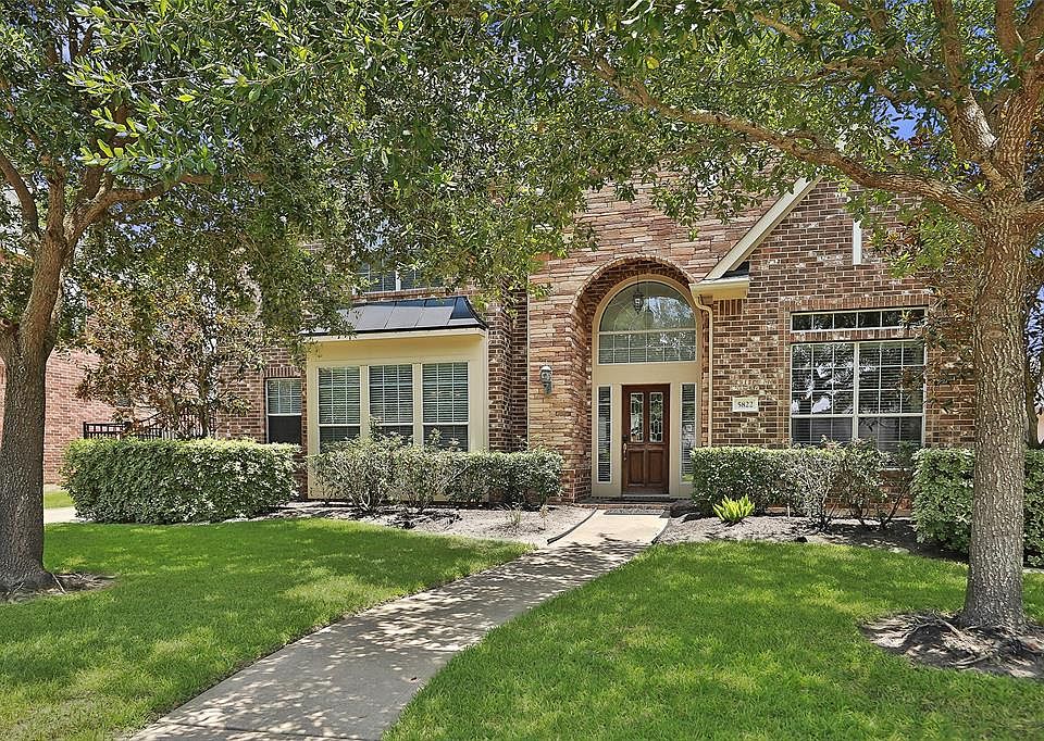 Gorgeous Grand Lakes home in Katy TX. Wonderful front fascade with brick and stack stone accents, lots of windows, mature oak trees and spacious front and back yard.