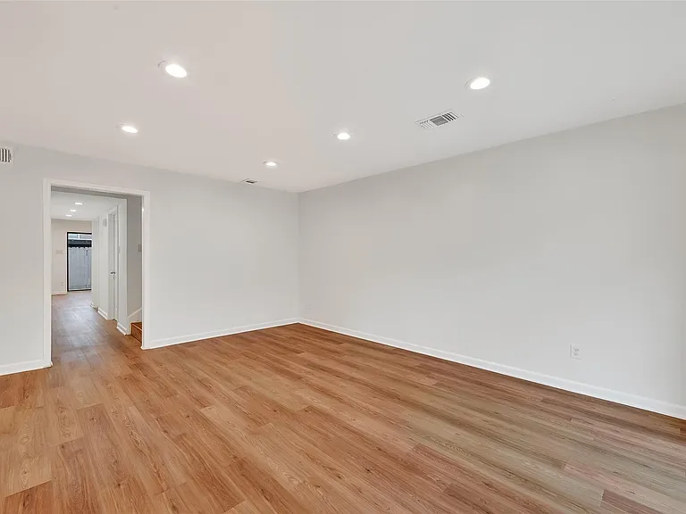 500 N Post Oak Ln — Photo 4