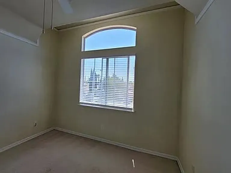 2377 Yorkshire Dr — Photo 17