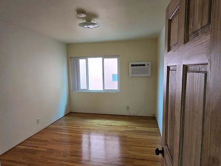 500-502 E Cypress Ave — Photo 17