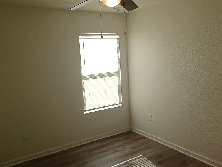 916 W 9th St — Photo 14