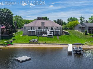 1154 Lake Valley Dr, Fenton, MI 48430