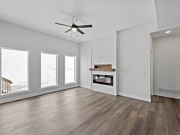 5th image of 717 NE Country Meadow Dr