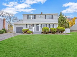 6 Salem Ln, Selden, NY 11784