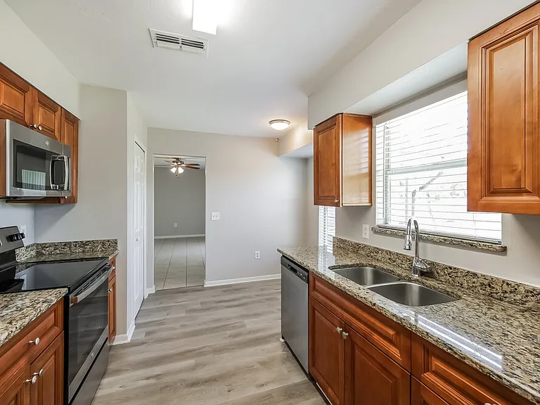 2122 SE 6th Ln — Photo 8