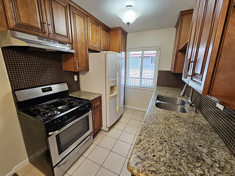 14620 Magnolia Blvd #5 — Photo 5