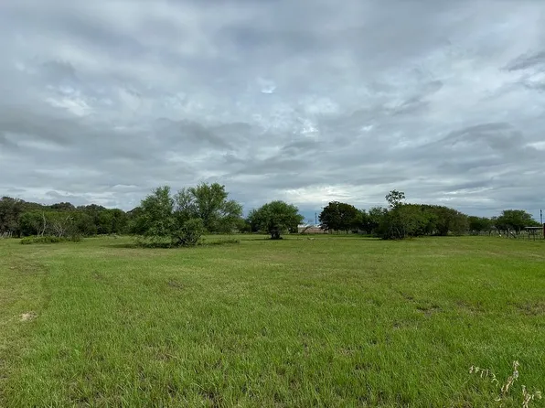 949 Slippery Elm Rd, Victoria, TX 77904