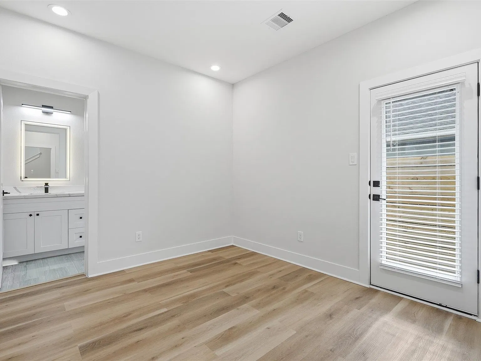 3 bed, 3.5 bath, 1938 sqft, $2,500 — Photo 2