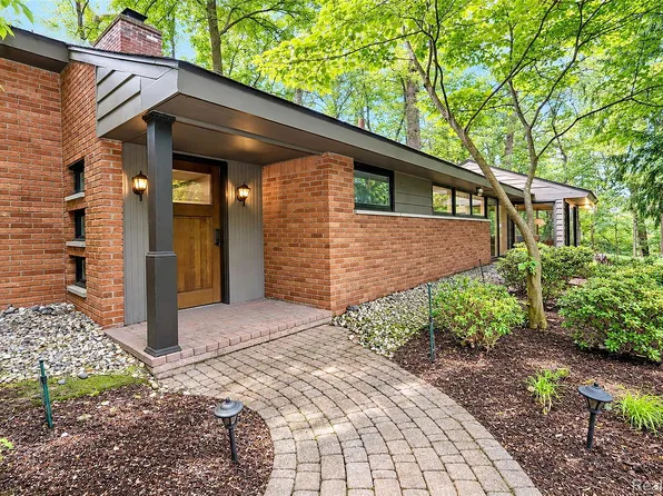3310 Dogwood Ct, Bloomfield Hills, MI 48304