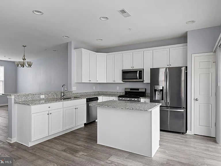 624 McComb Pl — Photo 1