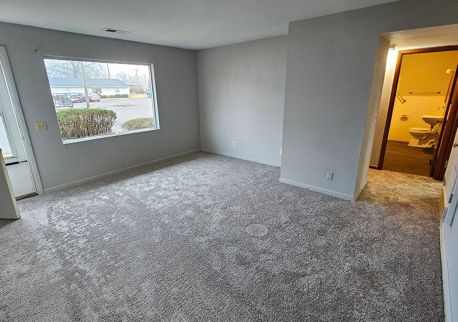 300 6th Ave — Photo 4