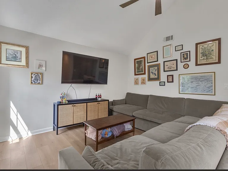 61 Brenda Ct — Photo 7