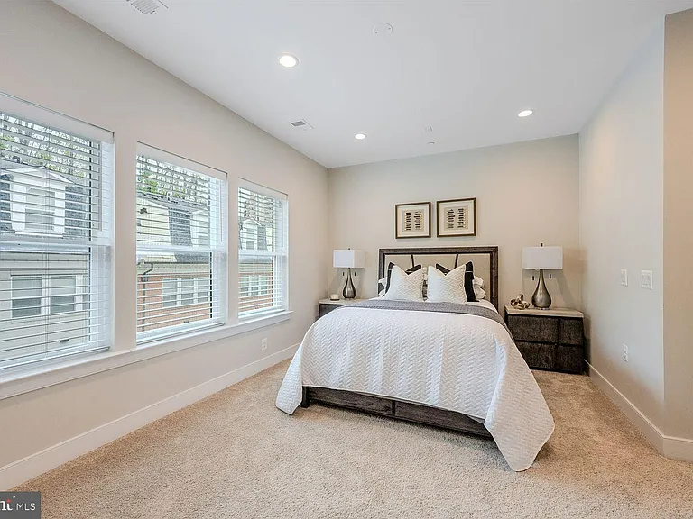 10326 Grosvenor Pl — Photo 28