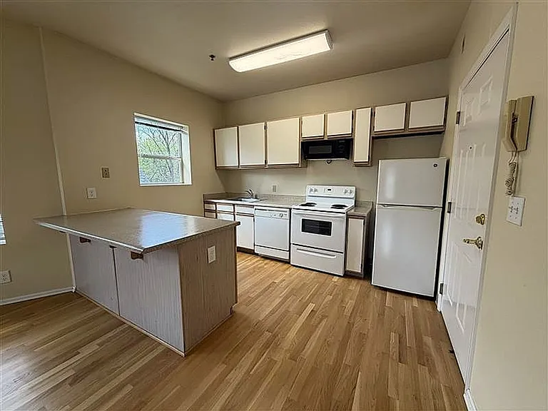 Everett Street Aparments — Photo 15