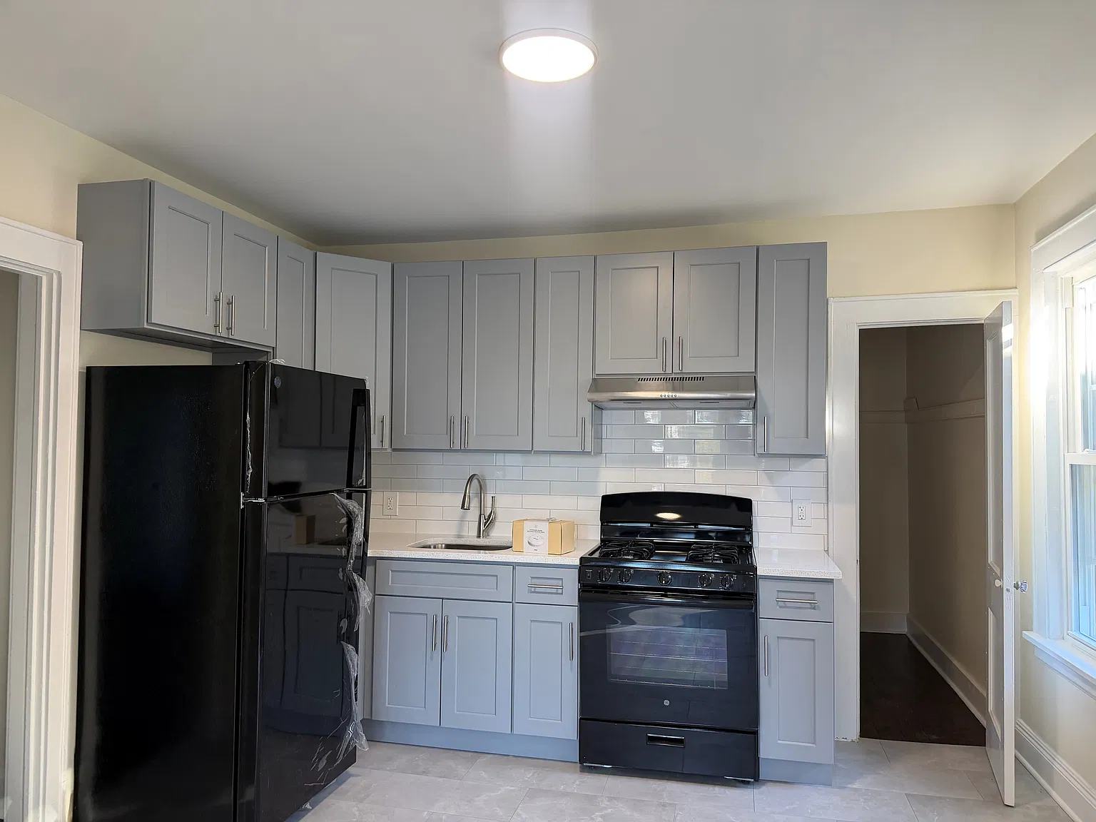 2 bed, $1,900 — Photo 2