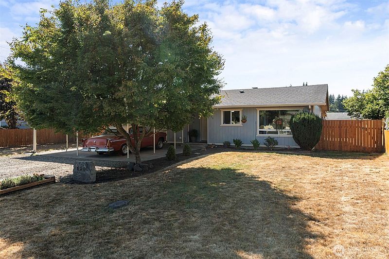 2nd image of 809 4th Avenue NE