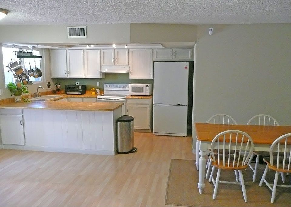 large kitchen/dining area - appliances included