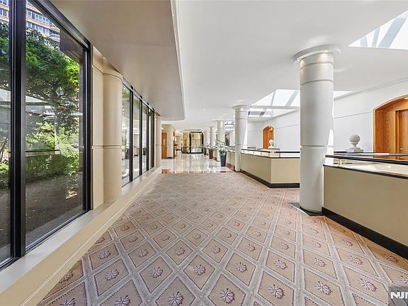 4th image of 100 Carlyle Dr APT 5HS
