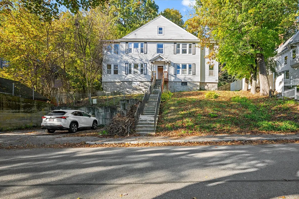 15 Circuit Ave E — Photo 1