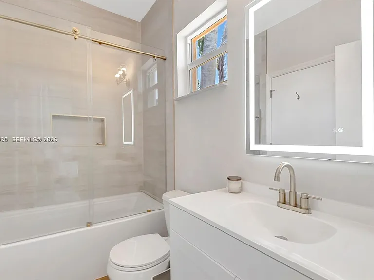 375 SW 16th St #1 — Photo 8