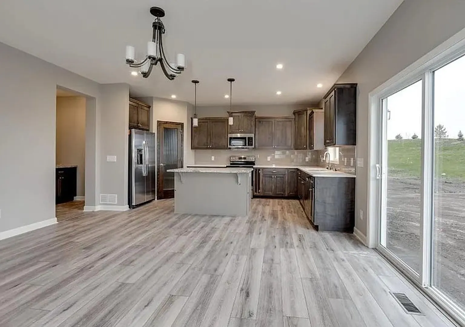 Spacious 4 Bedroom 2.5 Bath Home in Cologne — Photo 1