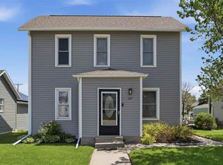 107 8th St, Van Horne, IA 52346